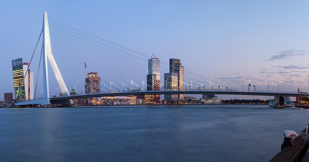 De Erasmusbrug en Rotterdamse skyline aan de Maas bij avondlicht